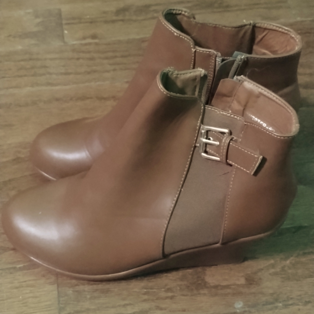 Women's wedge boots